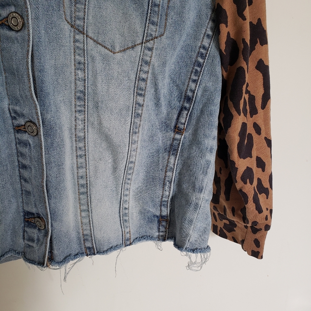 🌞SOLD🌞 Kensie Jeans Jean Jacket Womens Size Medium Leopard Print Raw Hem - Picture 4 of 11